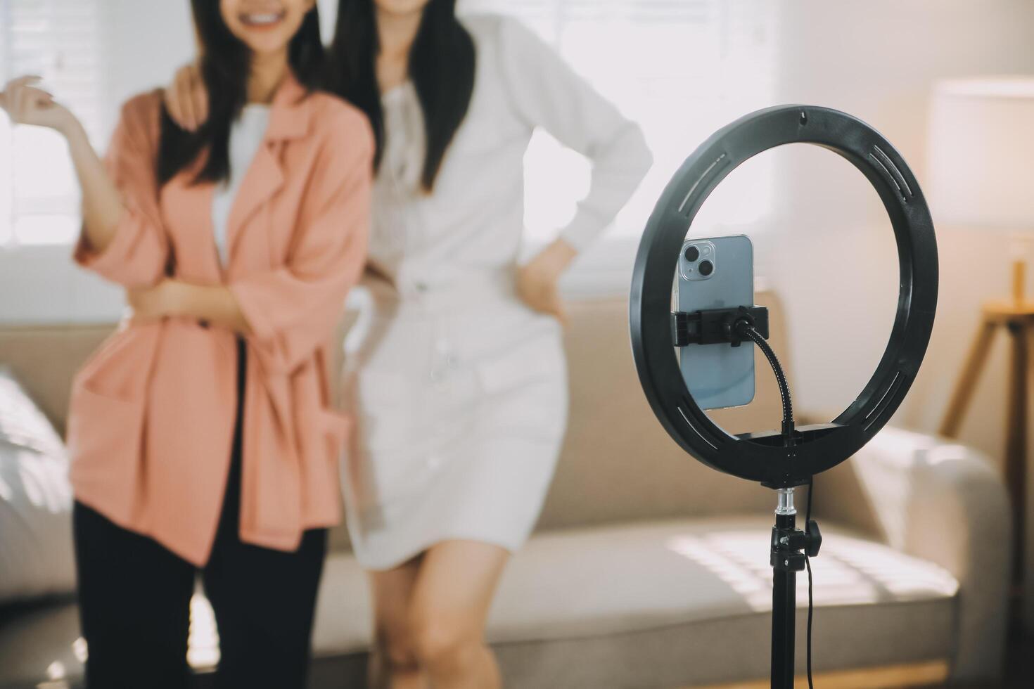 asiatico giovane donna con sua amico tiktoker creato sua danza video di smartphone telecamera insieme. per Condividere video su sociale media applicazione foto