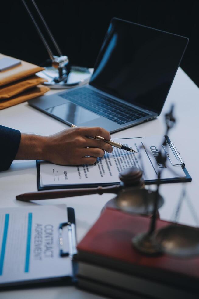 consultazione e conferenza di avvocati uomini e donne d'affari professionisti che lavorano e discutono presso lo studio legale in carica. concetti di diritto, martello del giudice con bilancia della giustizia. foto