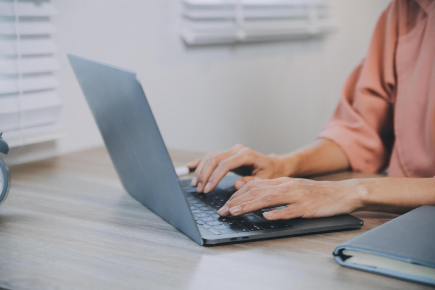 giovane adulto contento sorridente ispanico asiatico alunno indossare cuffie parlando su in linea Chiacchierare incontro utilizzando il computer portatile nel Università città universitaria o a virtuale ufficio. Università femmina alunno apprendimento a distanza. foto