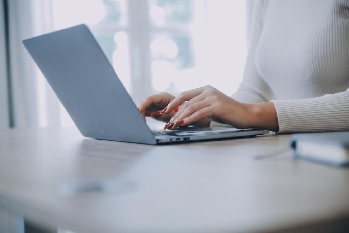 riuscito femmina grapic progettista Guardando lezione di creativo idee a il computer portatile computer durante Lavorando processi nel ufficio.positivo alunno con bionda capelli lettura attività commerciale notizia su netbook foto