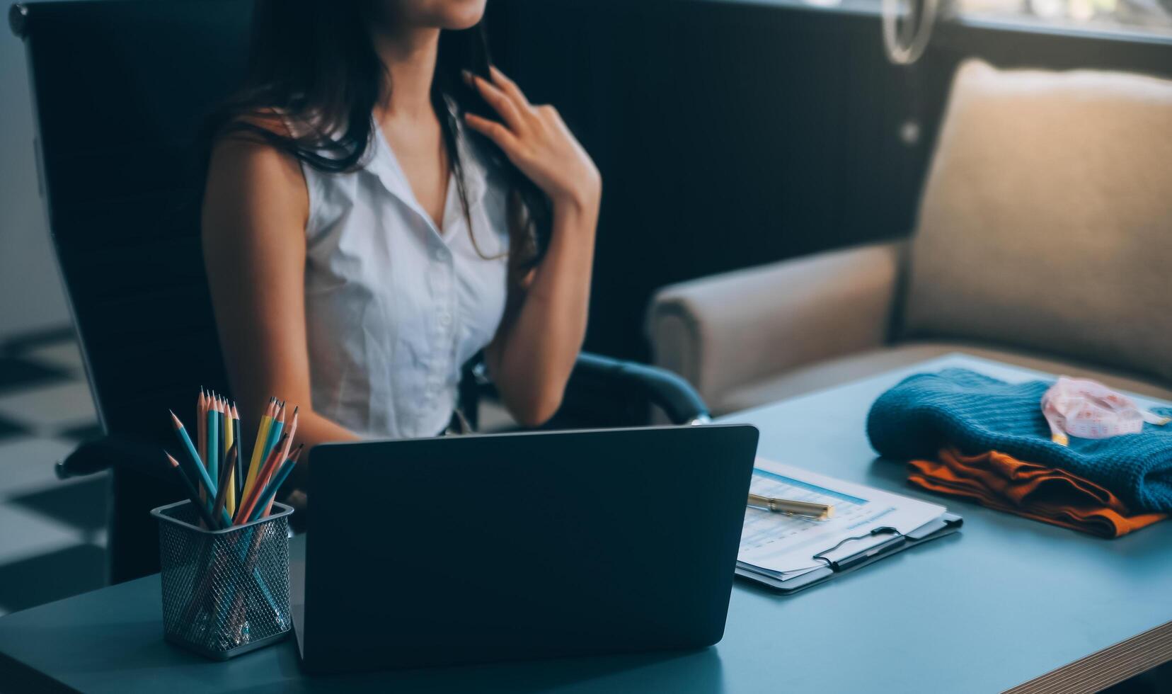 bellissimo asiatico donna blogger mostrando Borsa nel davanti di telecamera per registrazione video blog video vivere streaming a sua negozio.affari in linea influencer su sociale media concetto. foto