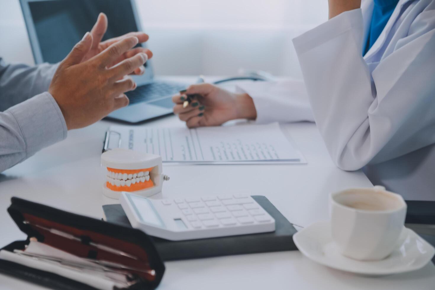 squadra di medici e dentisti parlando e Lavorando Salute cura parlare medico conferenza concetto in linea consulente foto