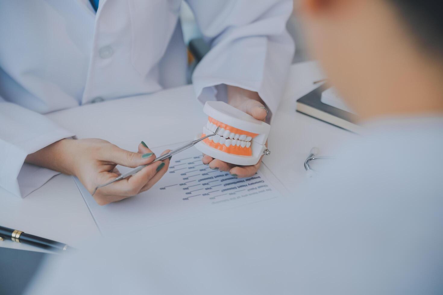 squadra di medici e dentisti parlando e Lavorando Salute cura parlare medico conferenza concetto in linea consulente foto