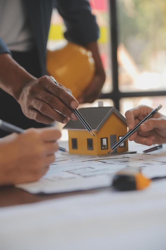 un' squadra di costruzione ingegneri parla per manager e costruzione lavoratori a il costruzione luogo. qualità ispezione, opera Piano, casa e industriale edificio design progetto foto