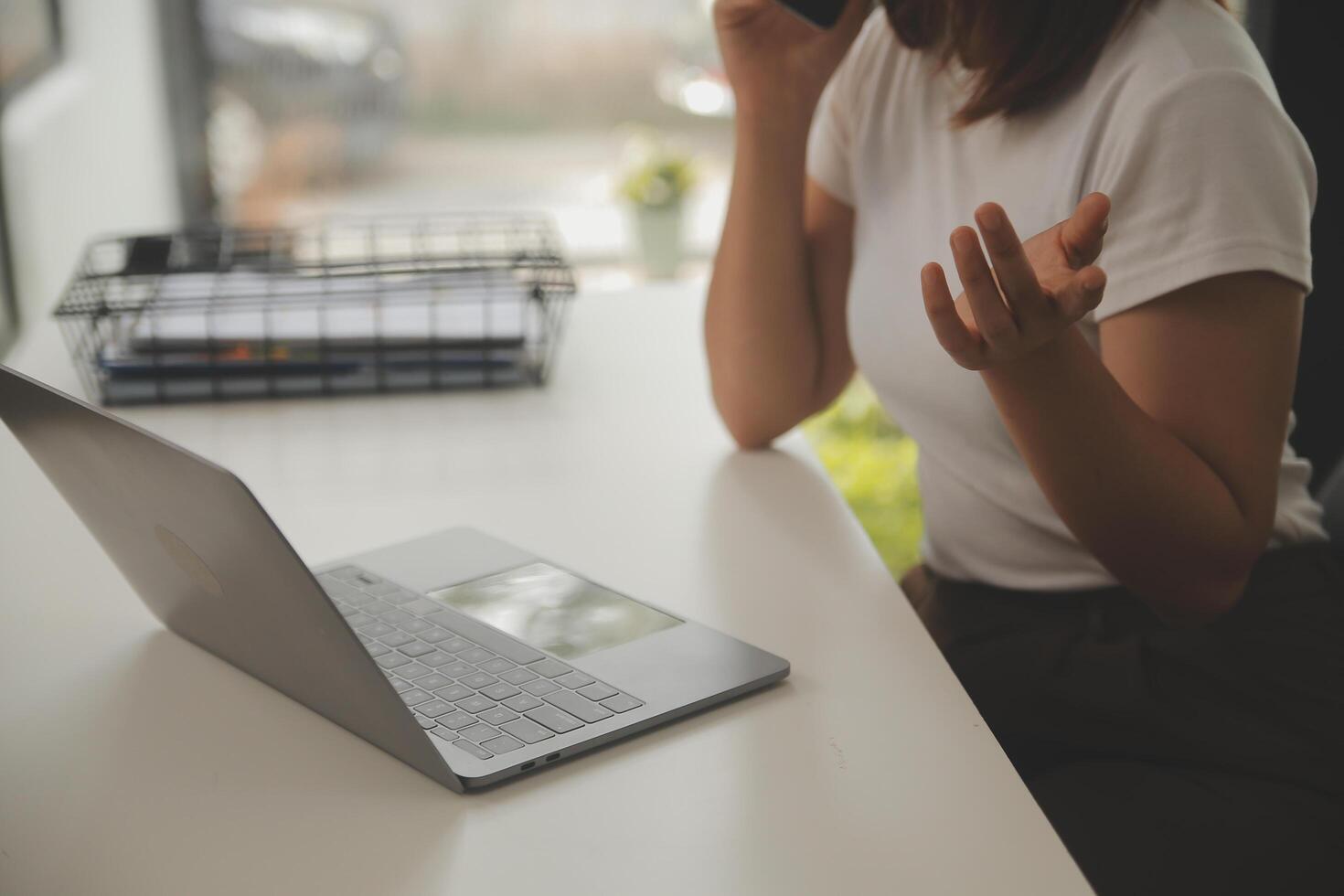 giovane adulto contento sorridente ispanico asiatico alunno indossare cuffie parlando su in linea Chiacchierare incontro utilizzando il computer portatile nel Università città universitaria o a virtuale ufficio. Università femmina alunno apprendimento a distanza. foto