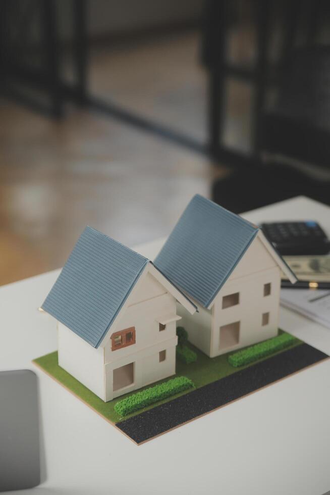 attività commerciale firma un' contrarre acquistare - vendere Casa, assicurazione agente analizzando di casa investimento prestito vero tenuta concetto. foto