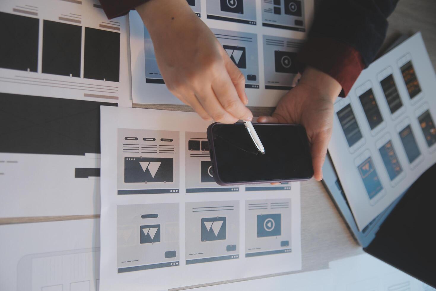 UX ui design processi per alla moda mobile applicazione e sito web . creativo prototipo di wireframe per professionale App sviluppatore . foto