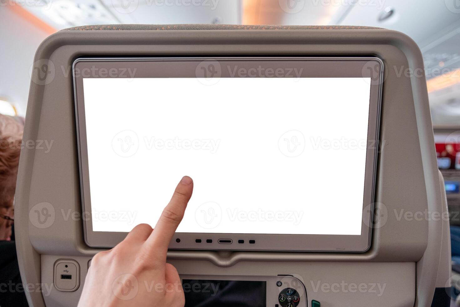 mano toccante su bianca Schermo schermo con telecomando da gioco su posteriore posto a sedere nel aereo foto