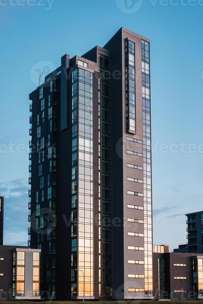 esterno moderno edificio e bicchiere finestra riflettere con tramonto brillare nel centro foto