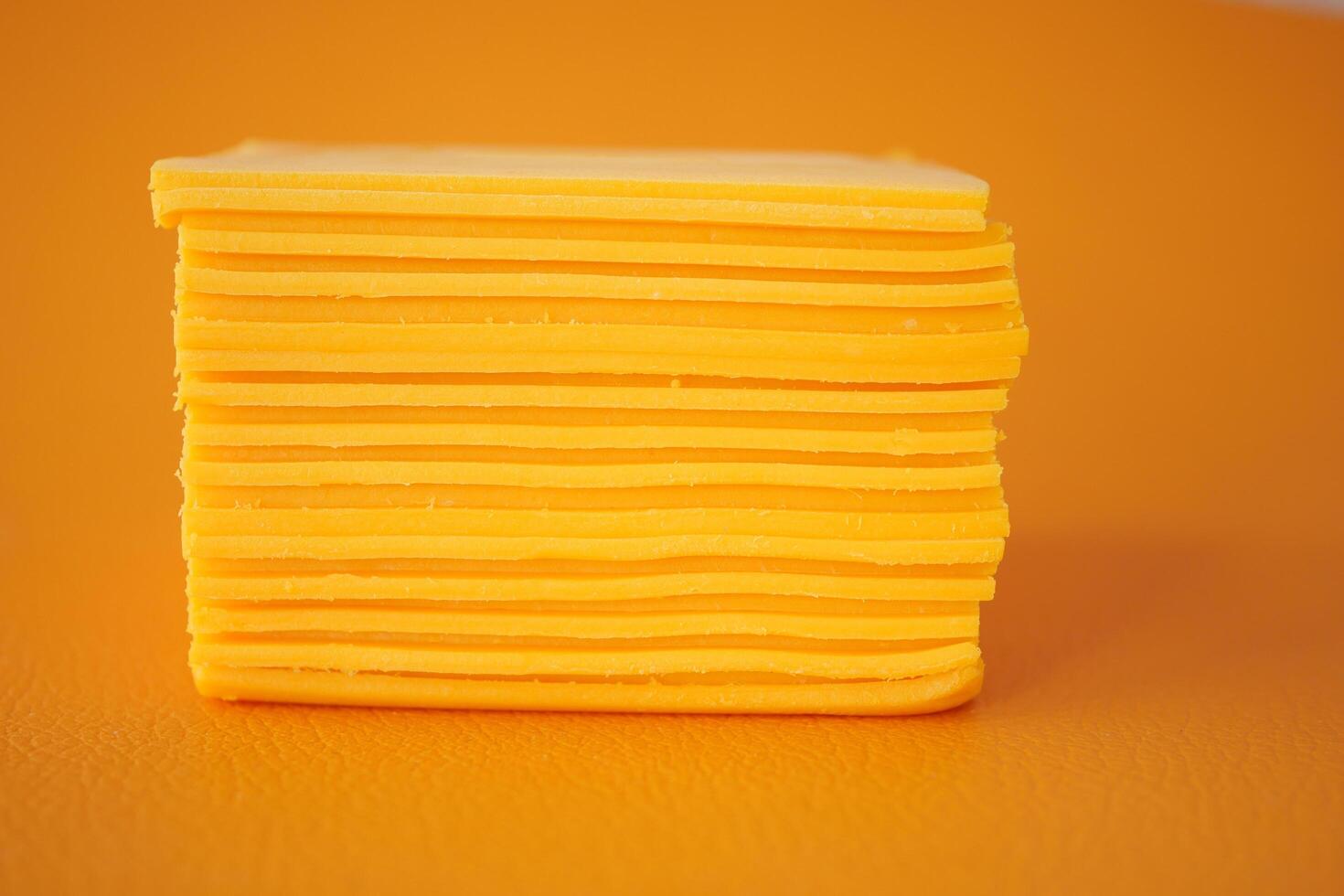 affettare formaggio in pezzi avvicinamento, foto