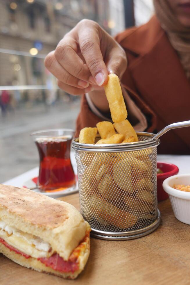 donne mano raccogliere francese patatine fritte foto