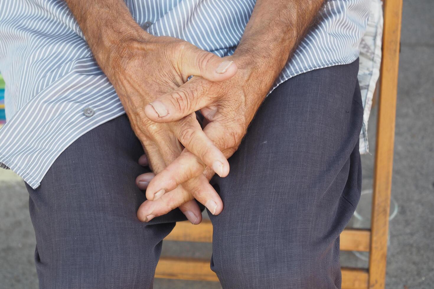 stretta di mano di una persona anziana foto