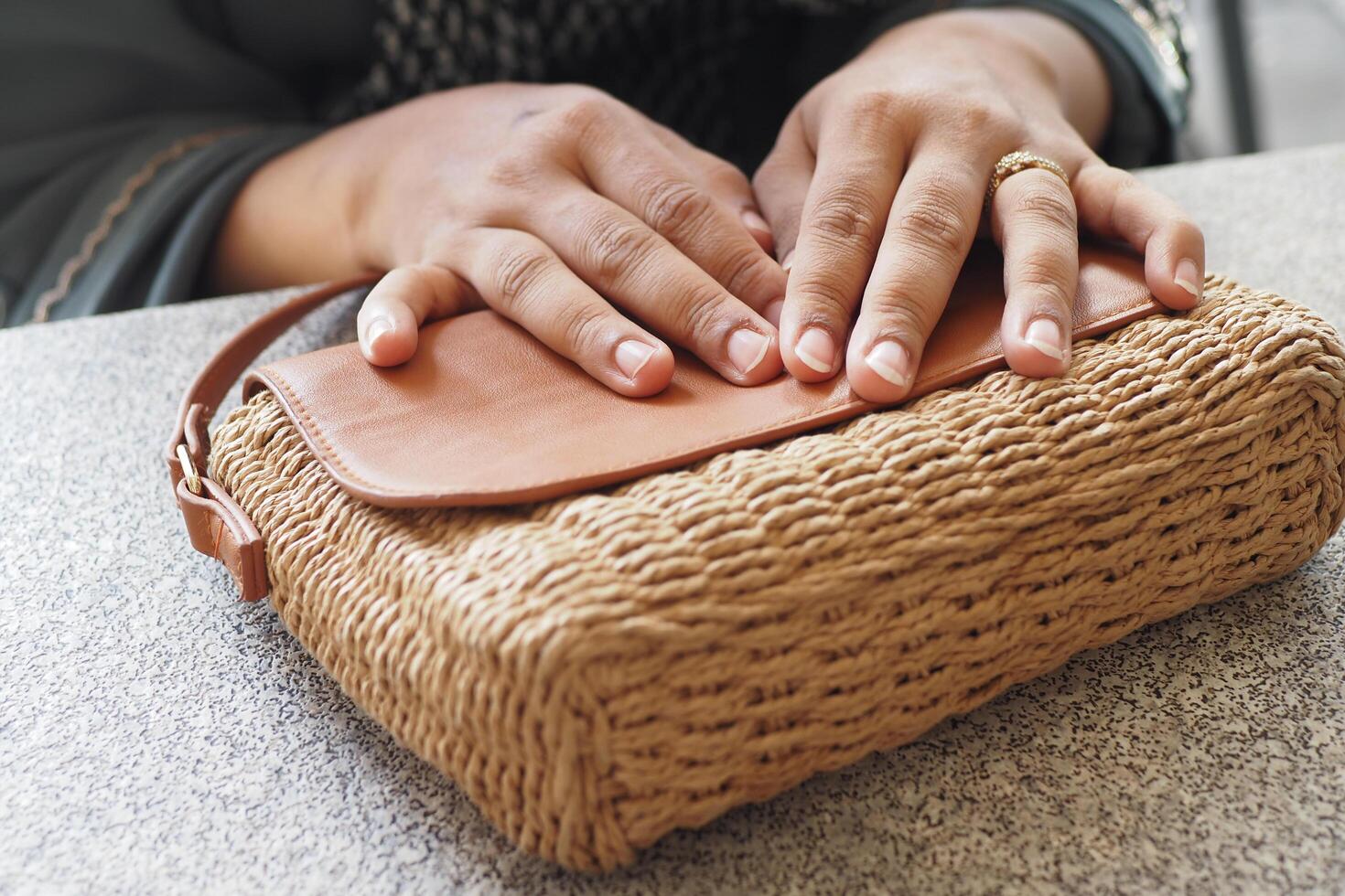 donne guardare per qualcosa nel sua borsa foto