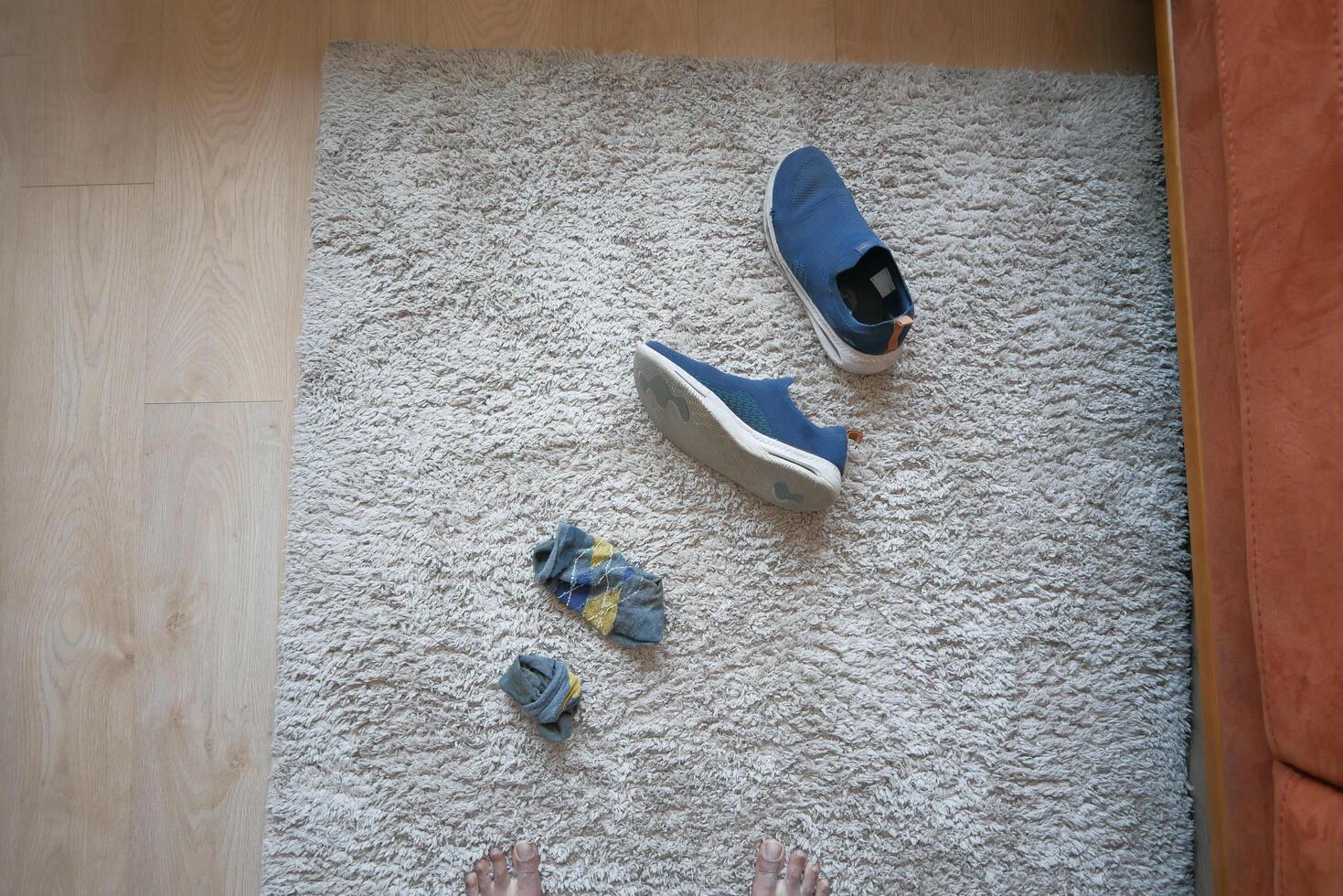 sporco calzino e scarpa su pavimento foto