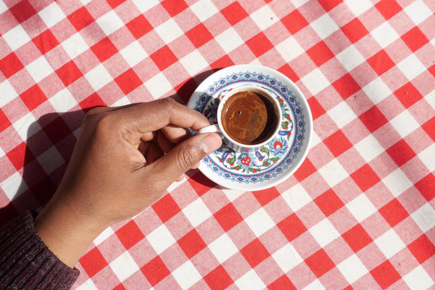 superiore Visualizza di Tenere un' un' tazza di Turco caffè su tavolo foto