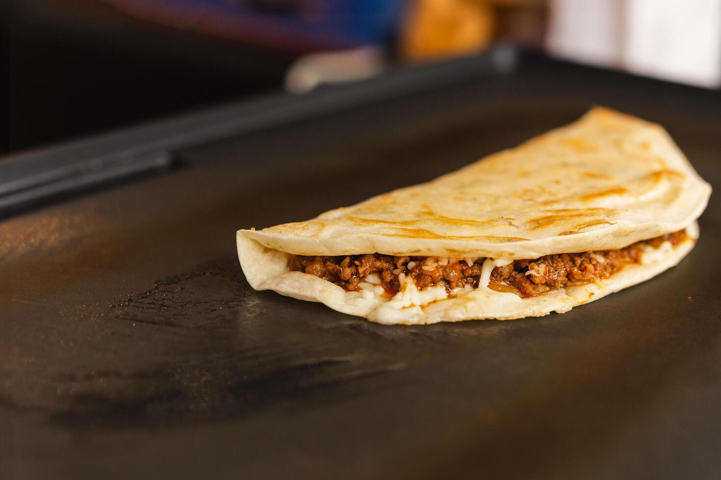 preparazione fresco Quesadilla su nero griglia a Locale cibo mercato. foto