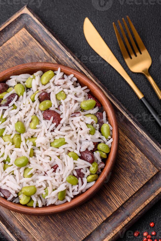 delizioso bianca cucinato riso con verde fagioli di soia fagioli con sale e spezie foto