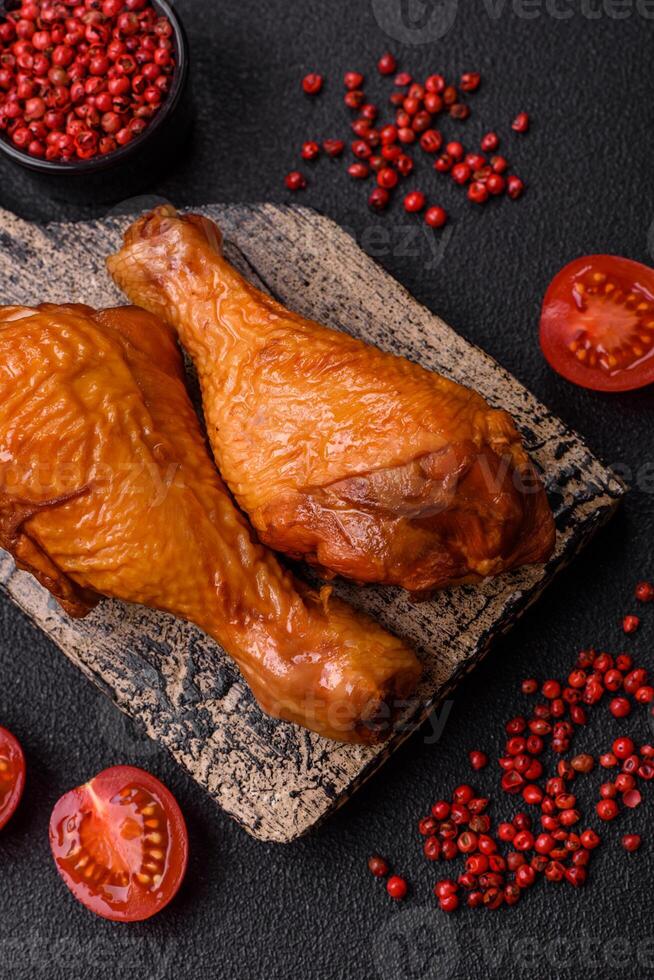 delizioso pollo gambe al forno su il griglia con sale, spezie e erbe aromatiche foto