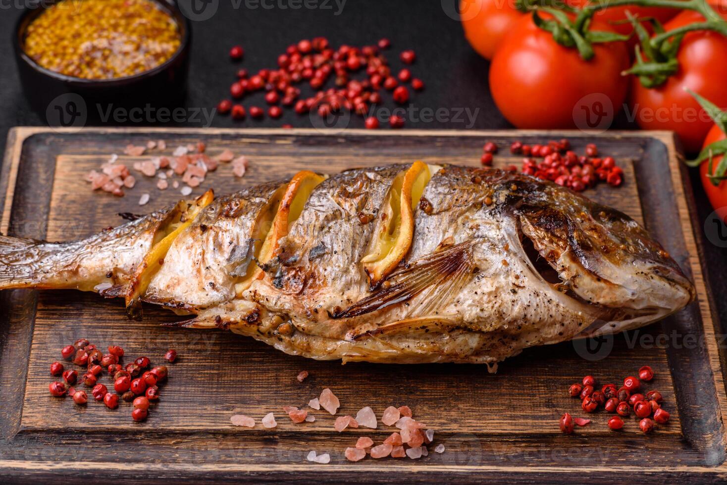 delizioso dorado al forno su il griglia con sale, spezie e erbe aromatiche foto