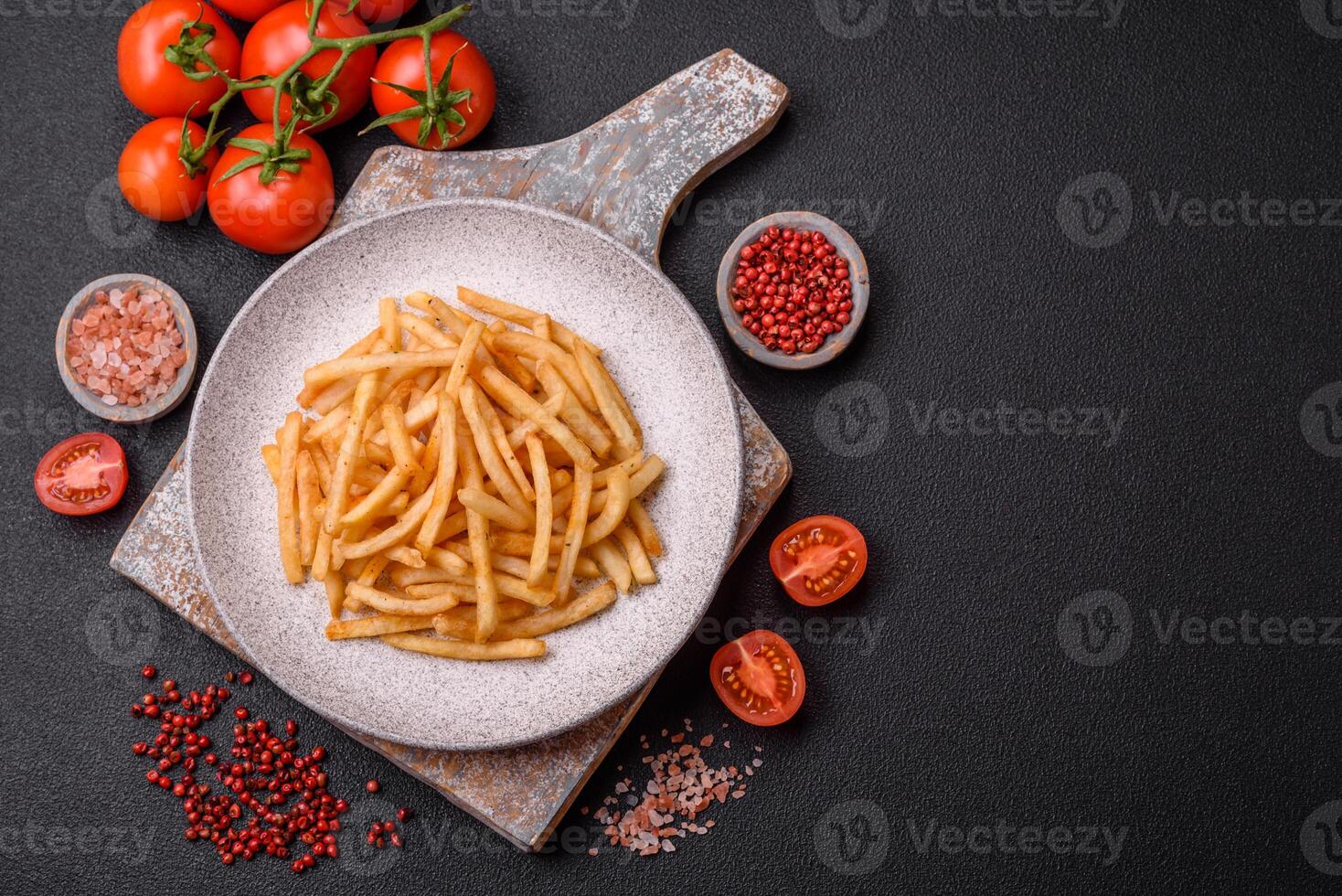 delizioso croccante d'oro patatine fritte con sale e spezie foto