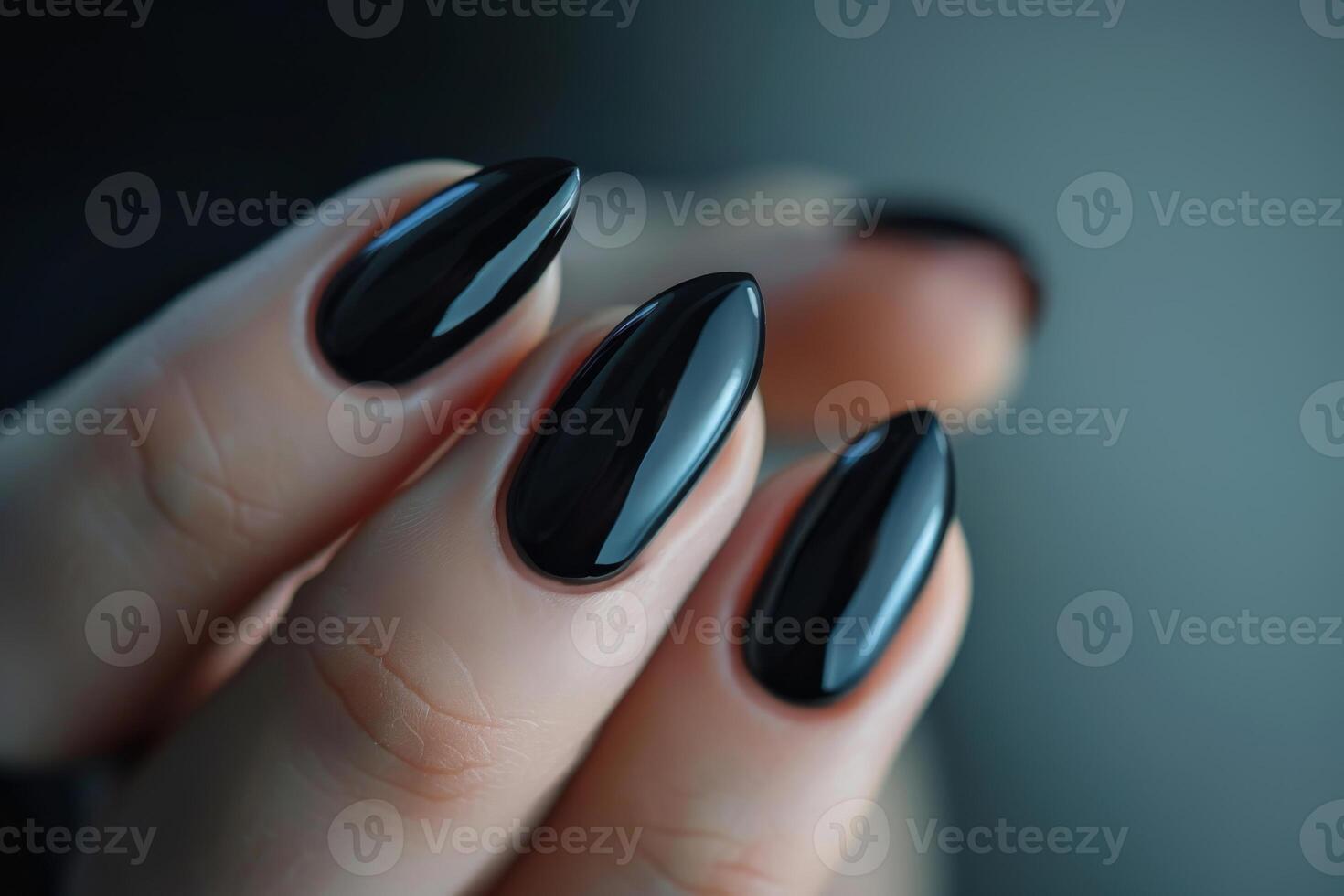 femmina mano con nero manicure su un' grigio sfondo foto
