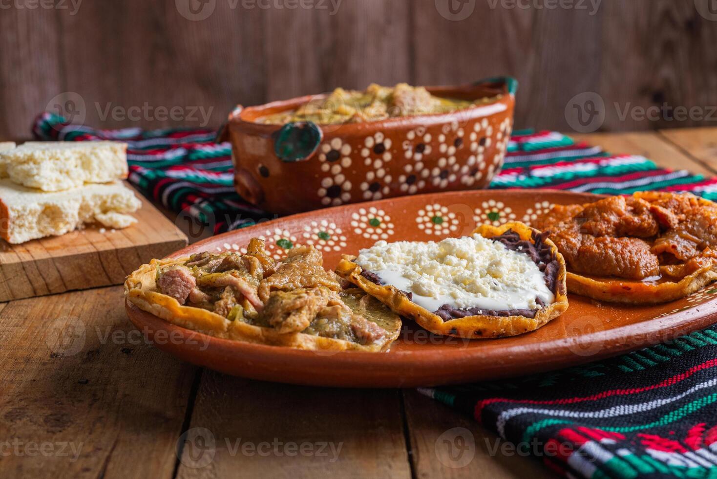 sopes di chicharron nel verde salsa e rosso salsa. messicano cibo. foto