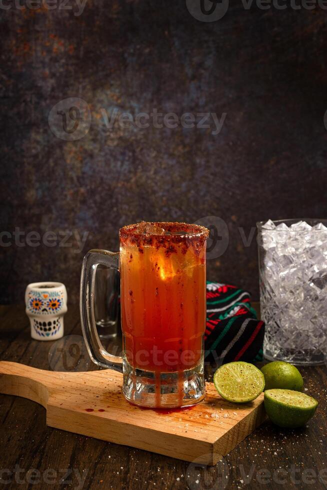 Michelada, tipico messicano cocktail su un' di legno tavolo. birra cocktail. foto