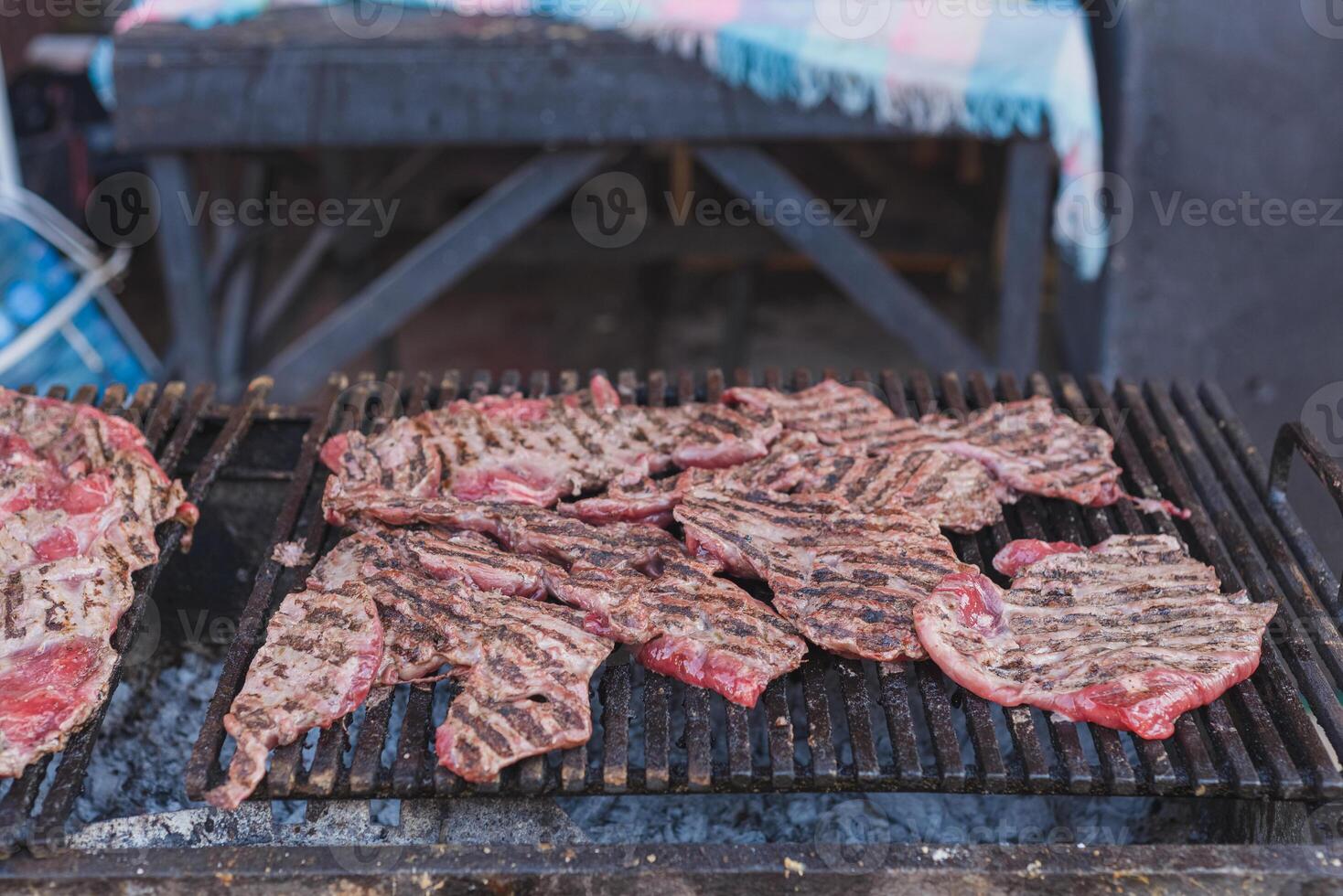 grigliato carne su un' rustico griglia nel Messico. strada stalla di grigliato carne. foto