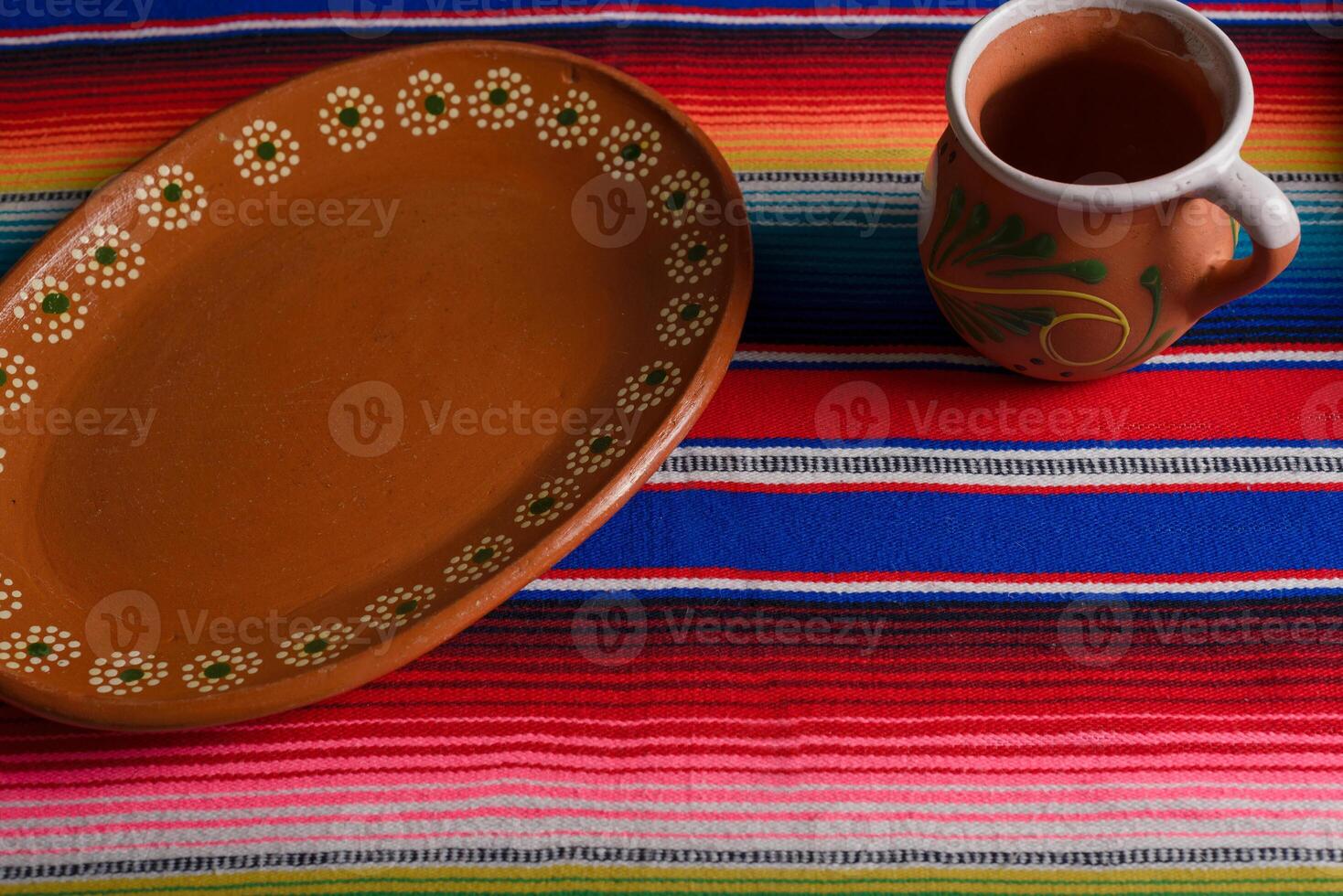 tradizionale messicano ceramica piatto e vaso su colorato serape. cinco de mayo celebrazione sfondo. foto