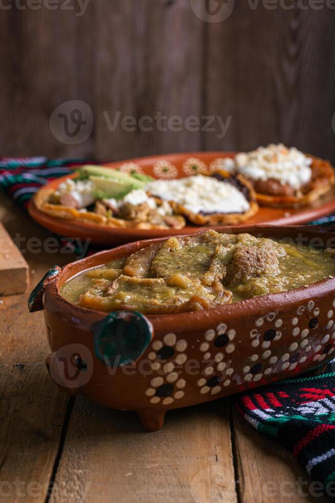 chicharrones nel verde salsa, tipico messicano cibo. messicano cibo nel argilla pentola. foto