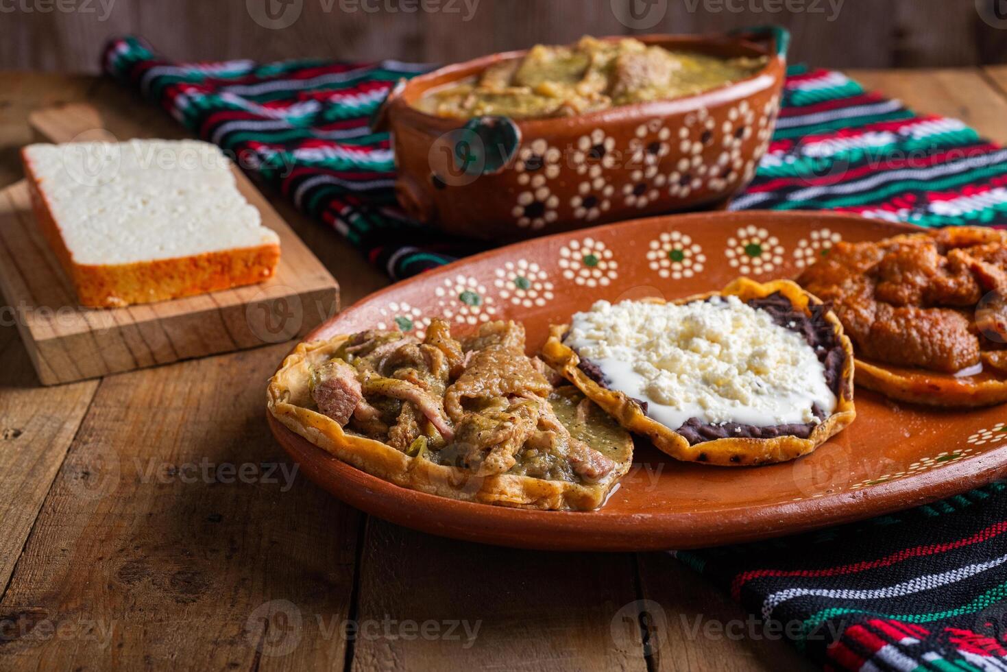 sopes di chicharron nel verde salsa e rosso salsa. messicano cibo. foto