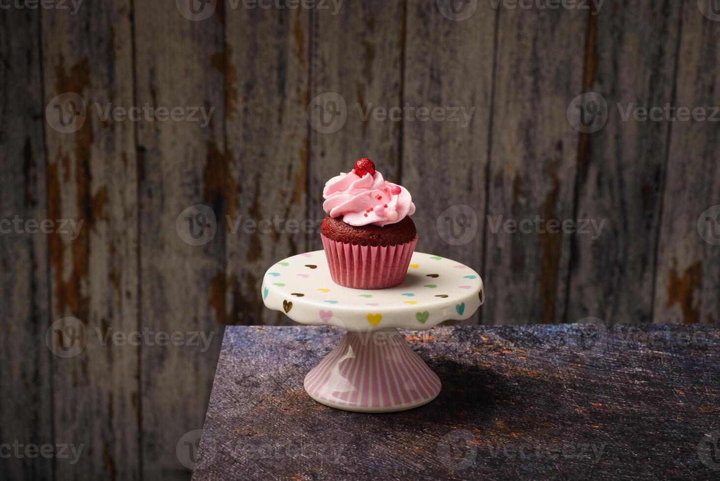 Cupcake su piccolo ceramica piatto con di legno parte inferiore con copia spazio. Prodotto foto. foto