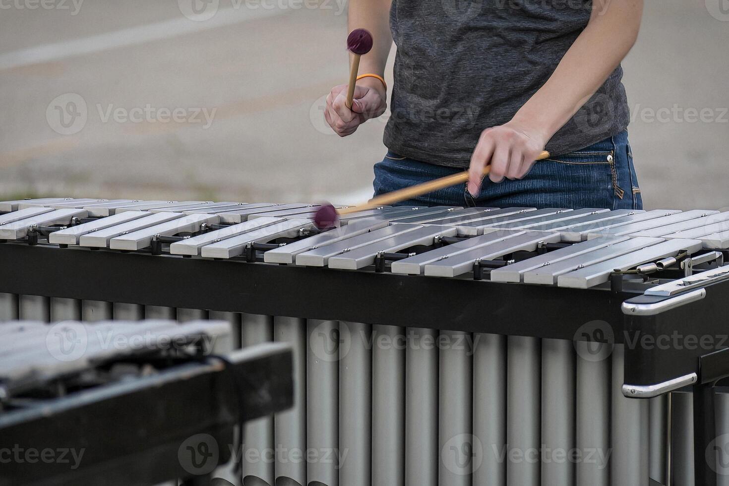 percussionista provando per un' in marcia gruppo musicale mostrare nel il presto sera foto