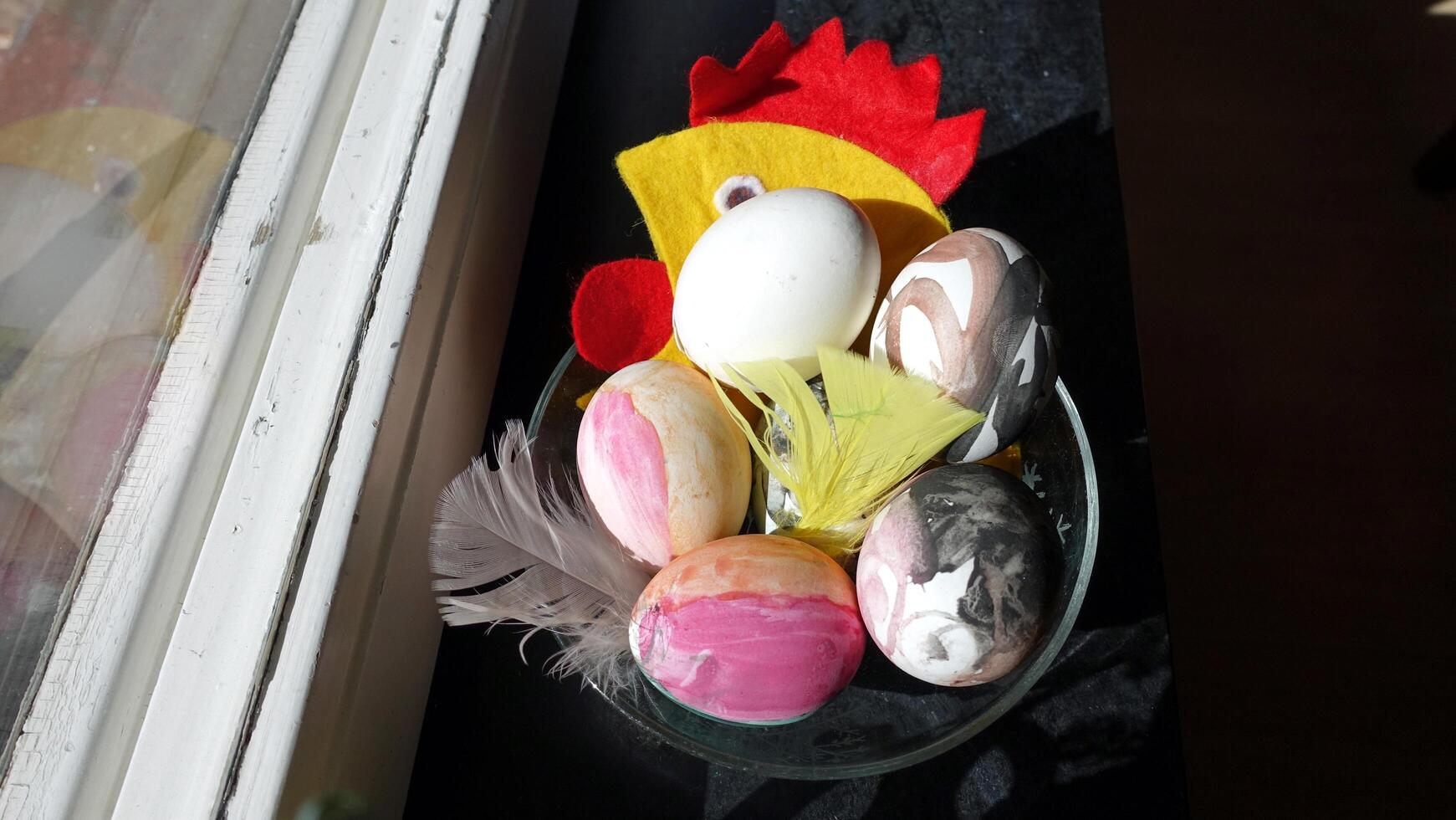 uova dipinto con un' stoffa gallina nel il sfondo per desiderio tutti contento Pasqua foto