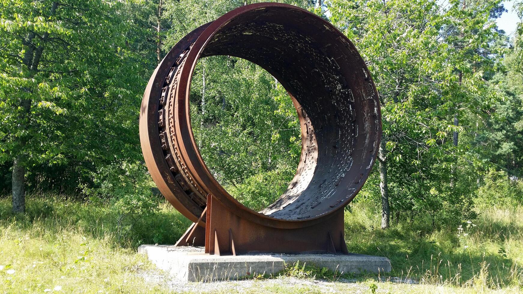 enorme ferro cerchio su il sobborgi di stoccolma foto