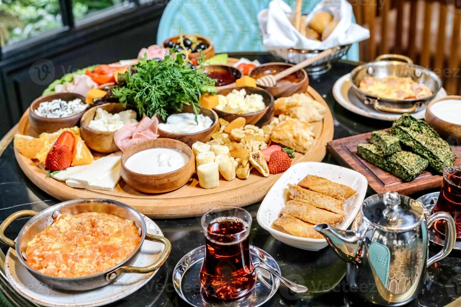 abbondanza di piatti e ciotole pieno con un' varietà di cibo foto