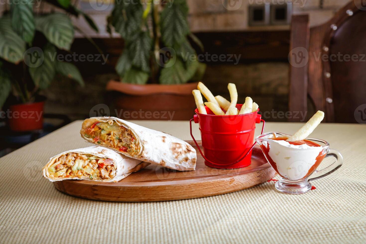 piatto di francese patatine fritte e tazza di caffè su tavolo foto