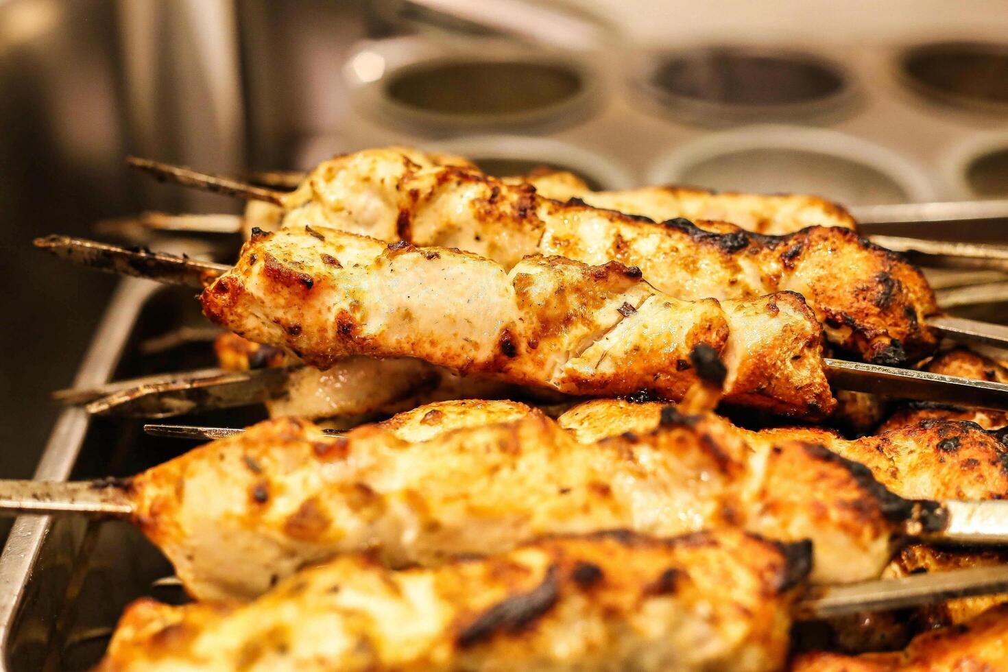 vicino su di grigliato pollo spiedini su il barbecue foto