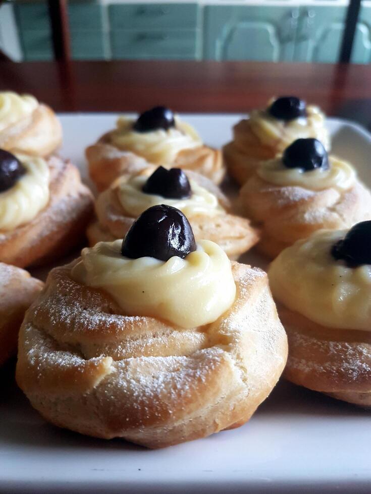 tradizionale napoletano dolci con crema pasticciera e ciliegie foto