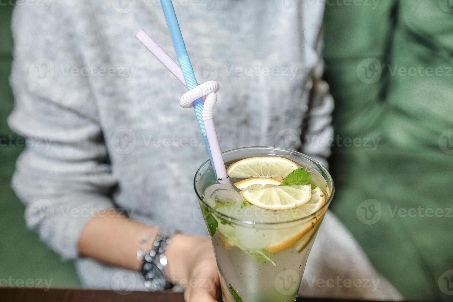 donna Tenere bicchiere di limonata con cannuccia foto