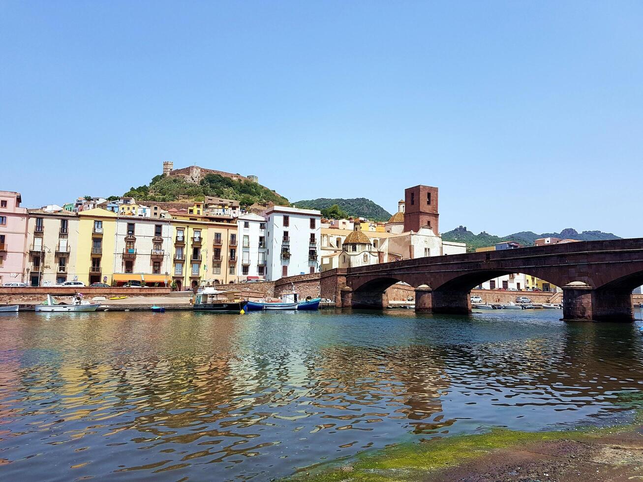 Bosa, sardegna, Italia, Europa - agosto 12, 2019 il ponte al di sopra di il fiume e il castello a il superiore nel il sfondo foto