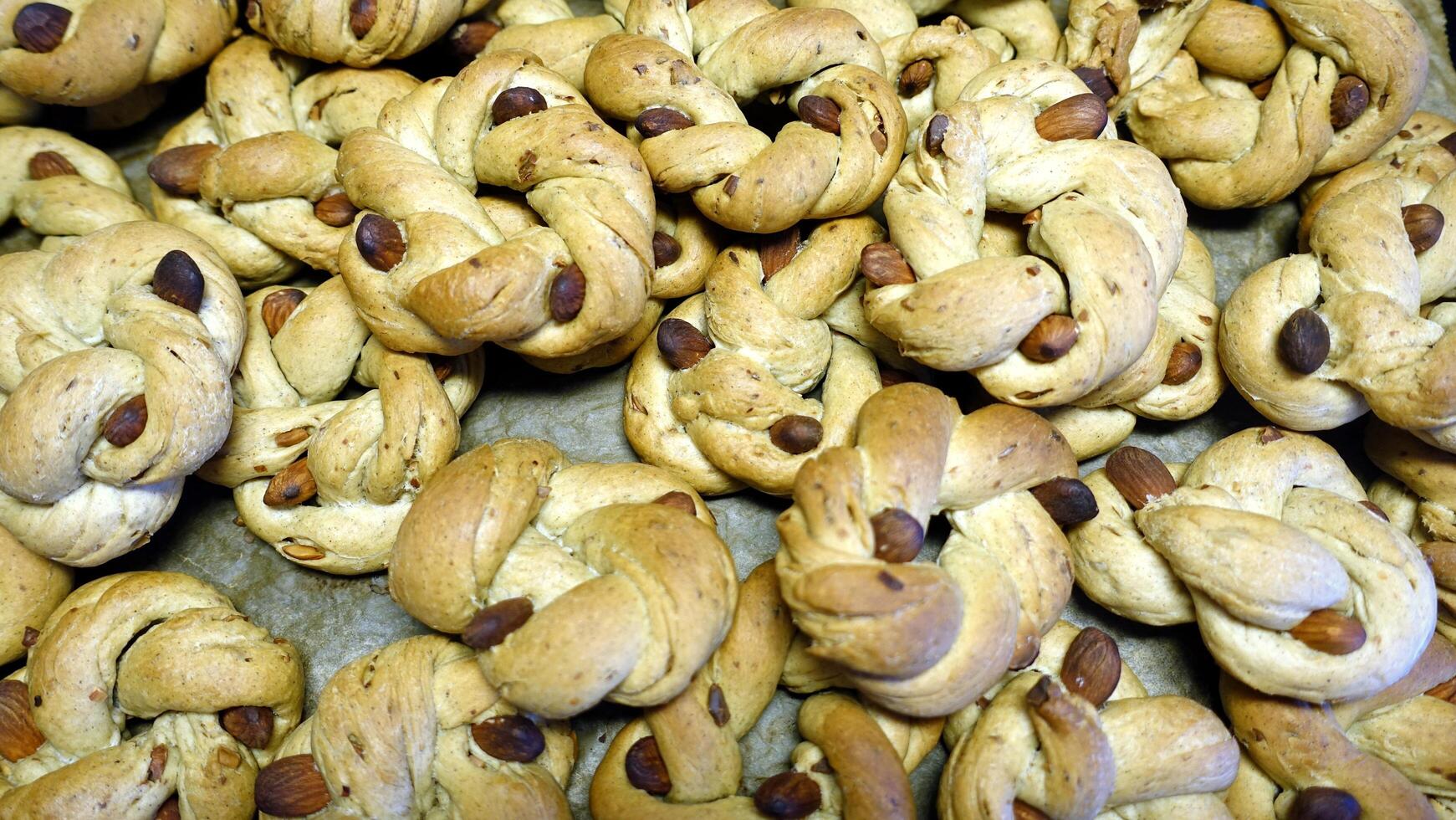 Taralli, a forma di ciambella salato biscotti con lardo, Pepe e mandorle, tipico di il meridionale regioni di Italia. foto