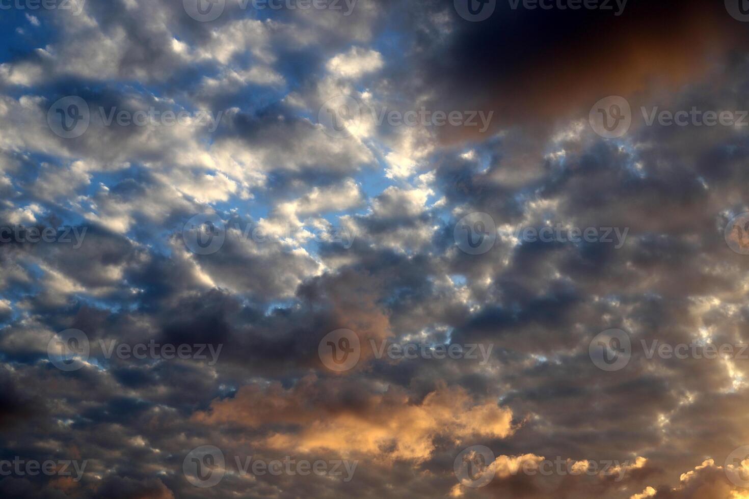 pioggia nuvole nel il cielo al di sopra di il mediterraneo mare. foto