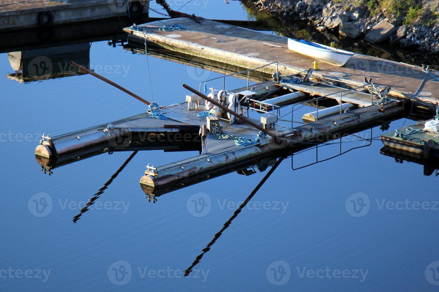 un' molo su il riva per ormeggio Barche e yacht. foto