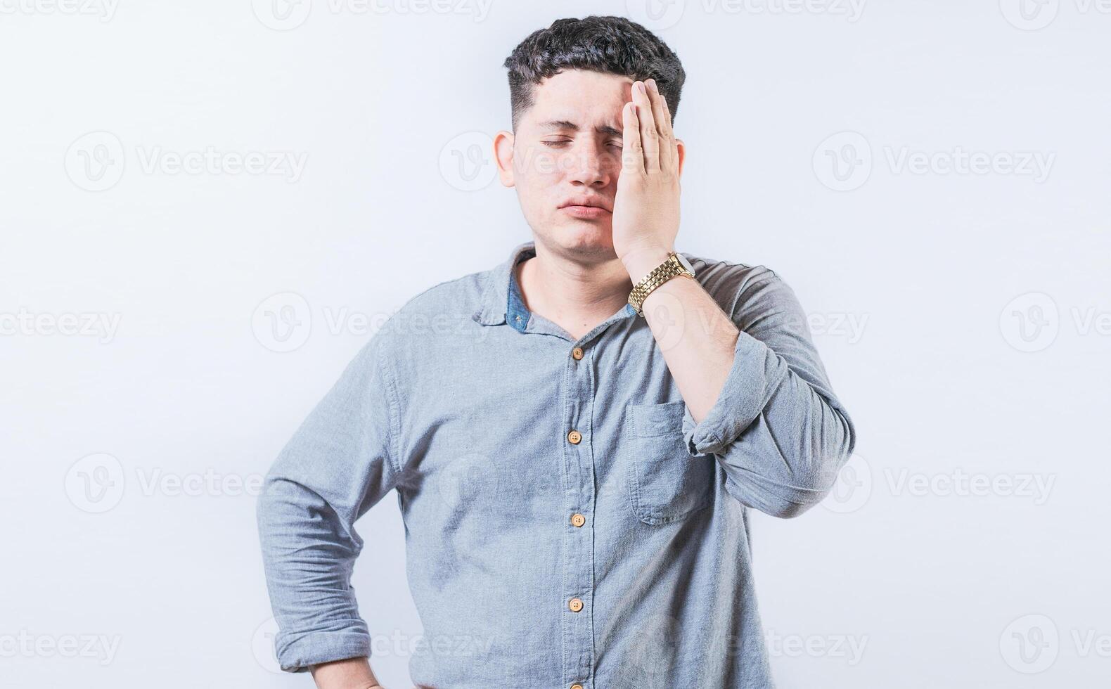 esausto persona mettendo il palma di il suo mano su il suo viso. stanco e esausto uomo copertura il suo viso con il palma mano foto