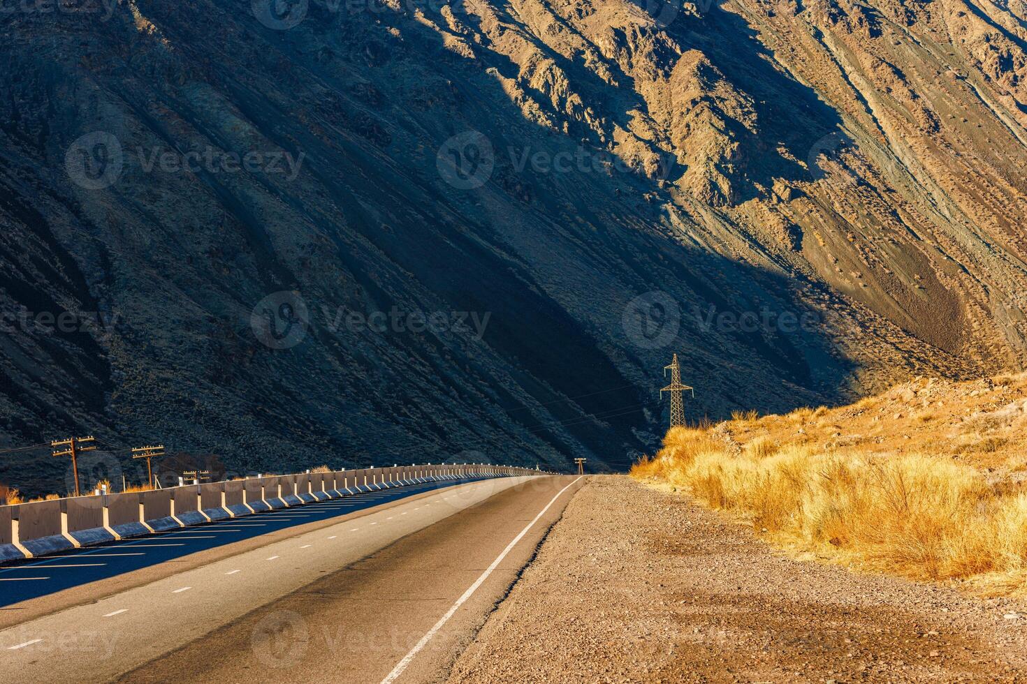 desolato asfalto strada transitabile tagli attraverso montagnoso naturale paesaggio foto