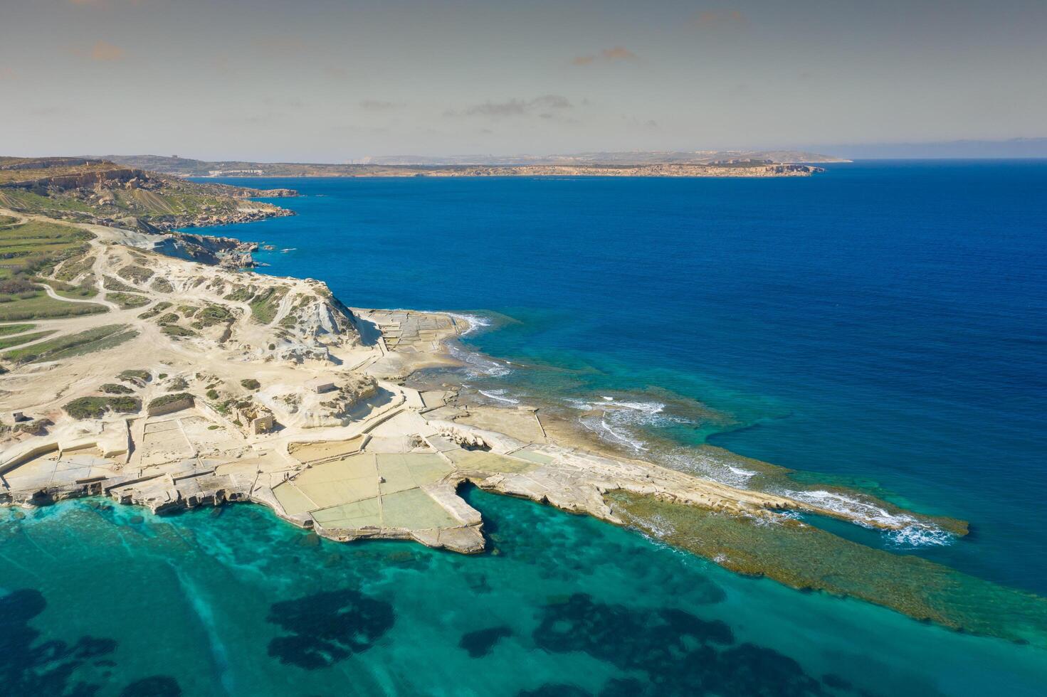 aereo Visualizza di sale pentole nel il isola di Malta foto