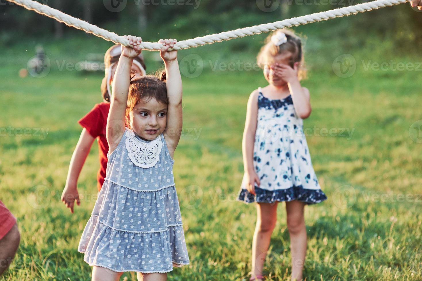 è ora di riposare. tirare un gioco di corda che sta andando così divertente. questo era sembra avere buoni genitori a cui piace la natura e l'azione foto