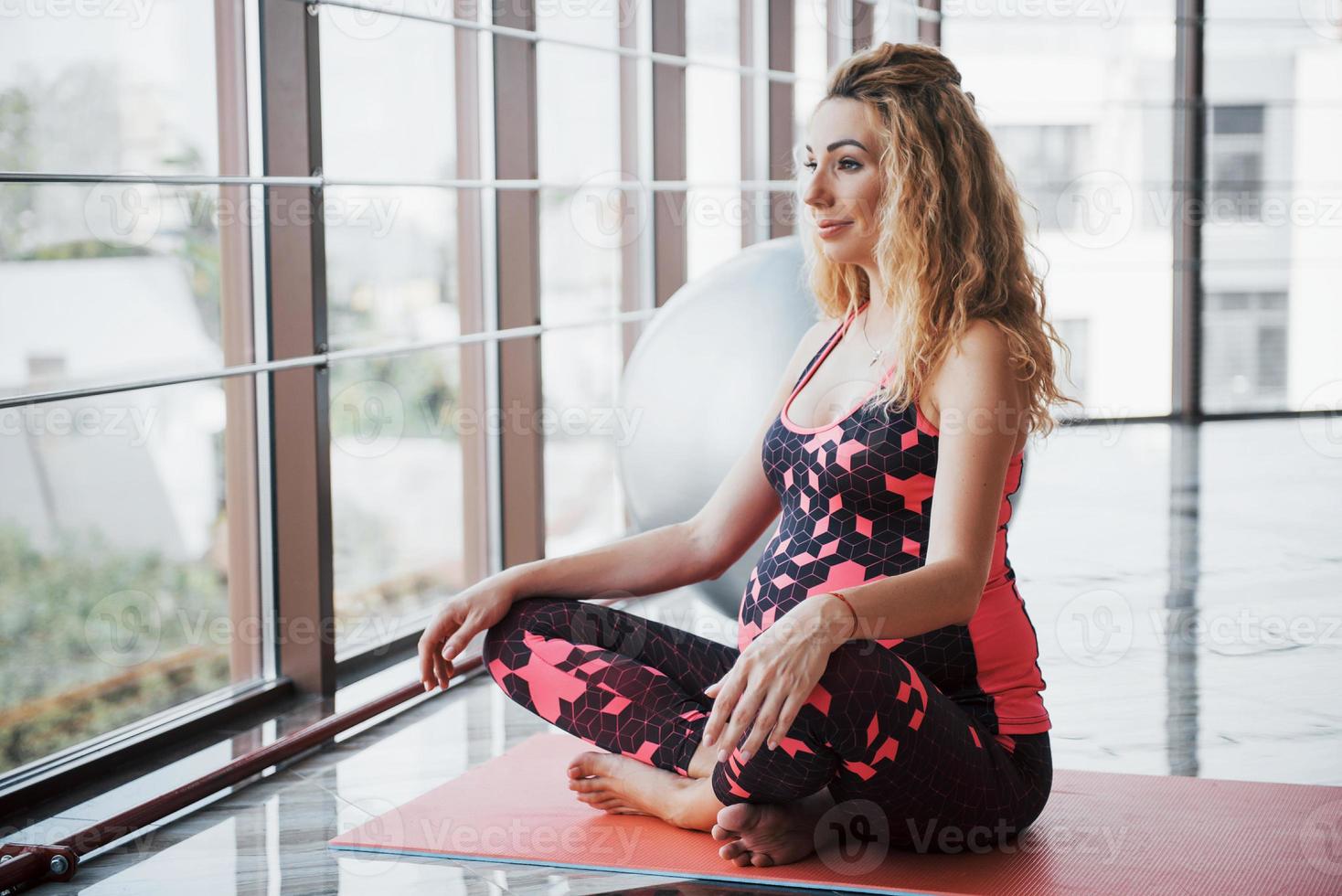 bella giovane donna incinta che medita nella sala. foto