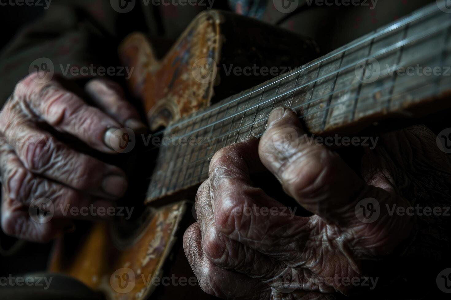 mani di vecchio musicista giocando chitarra foto